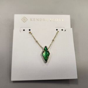 NWT Kendra Scott Gold Kinsley Short Pendant in Kelly Green Illusion